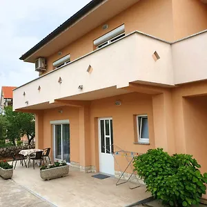 Elvira , Krk Town Horvátország